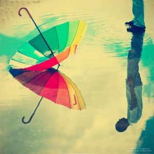amazing-beautiful-color-umbrella-water-Favim.com-193308
